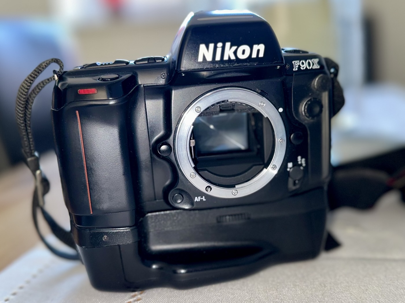 Nikon F90X　MB-10 AF28-70mm 付 Nikon F90X – Hard to Find Camera Store